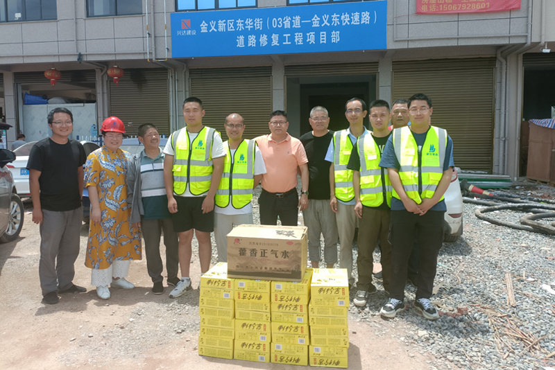炎炎夏日送清涼，滴滴關(guān)懷沁人心